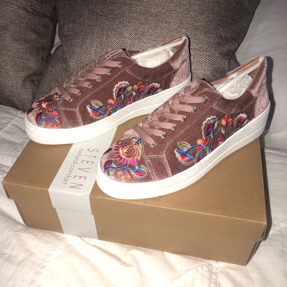 STEVEN Natural Comfort Embroidered Velvet Sneaker